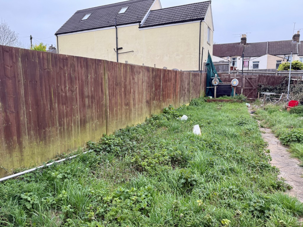 Lot: 99 - TOWN CENTRE PAIR OF FLATS - Basement - Garden to rear